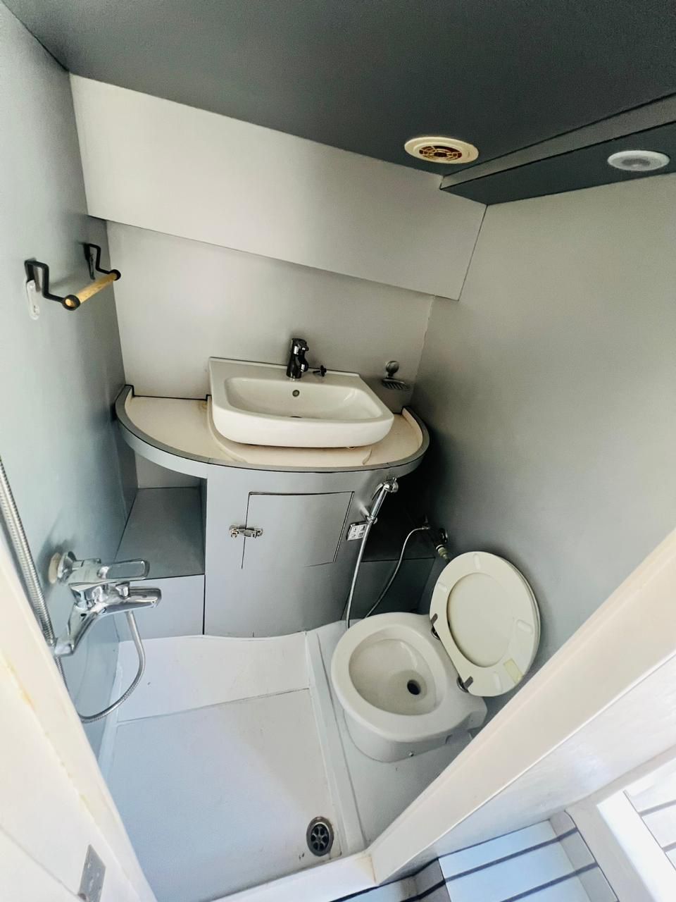 Luxury Deep Sea Fishing (5 hours, Bait + Equipment Provided) 𝕋𝕙𝕖 𝕐𝕒𝕔𝕙𝕥 𝔾𝕦𝕪 𝔻𝕦𝕓𝕒𝕚