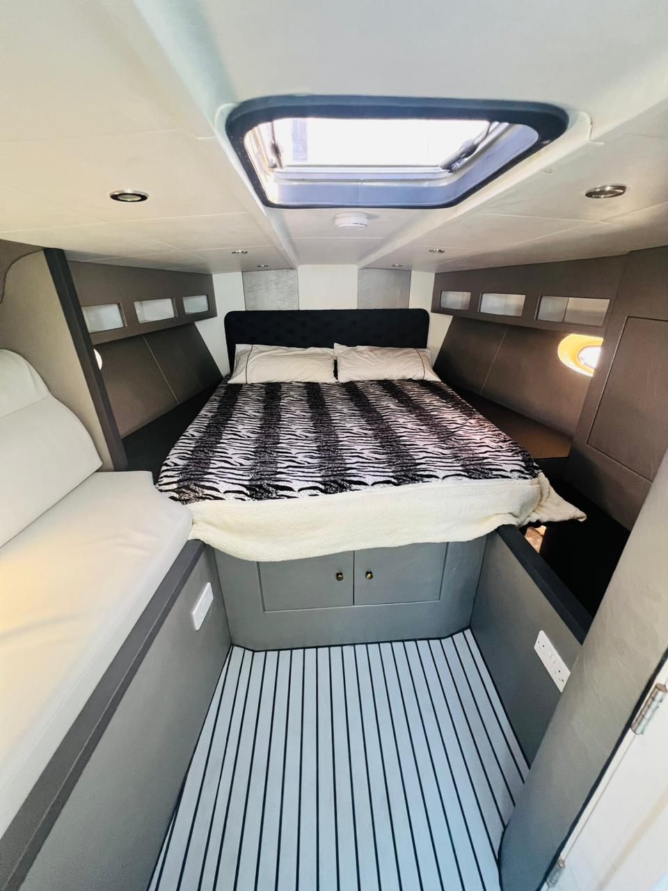 Luxury Deep Sea Fishing (5 hours, Bait + Equipment Provided) 𝕋𝕙𝕖 𝕐𝕒𝕔𝕙𝕥 𝔾𝕦𝕪 𝔻𝕦𝕓𝕒𝕚