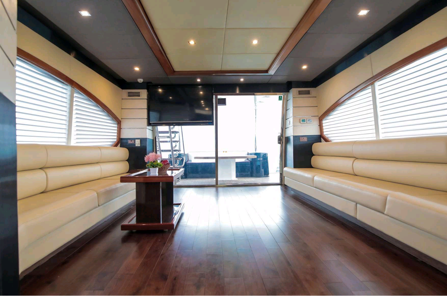 90ft Fly Bridge Black Pearl Yacht, Dubai Harbour Yacht Cruise Palm Jumeirah. 45 guests. 𝕋𝕙𝕖 𝕐𝕒𝕔𝕙𝕥 𝔾𝕦𝕪 𝔻𝕦𝕓𝕒𝕚