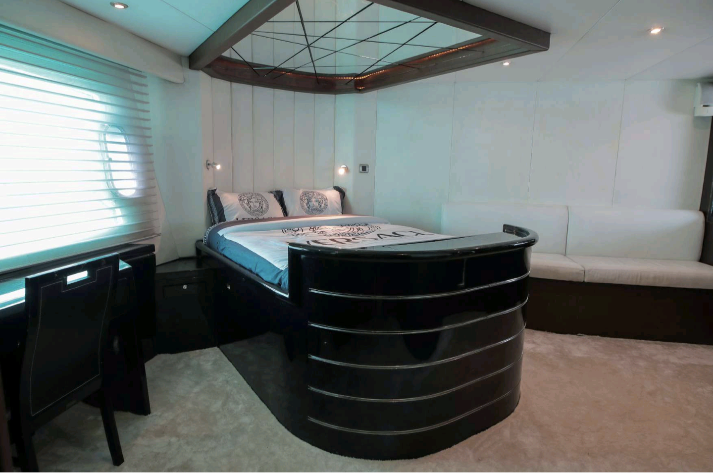 90ft Fly Bridge Black Pearl Yacht, Dubai Harbour Yacht Cruise Palm Jumeirah. 45 guests. 𝕋𝕙𝕖 𝕐𝕒𝕔𝕙𝕥 𝔾𝕦𝕪 𝔻𝕦𝕓𝕒𝕚