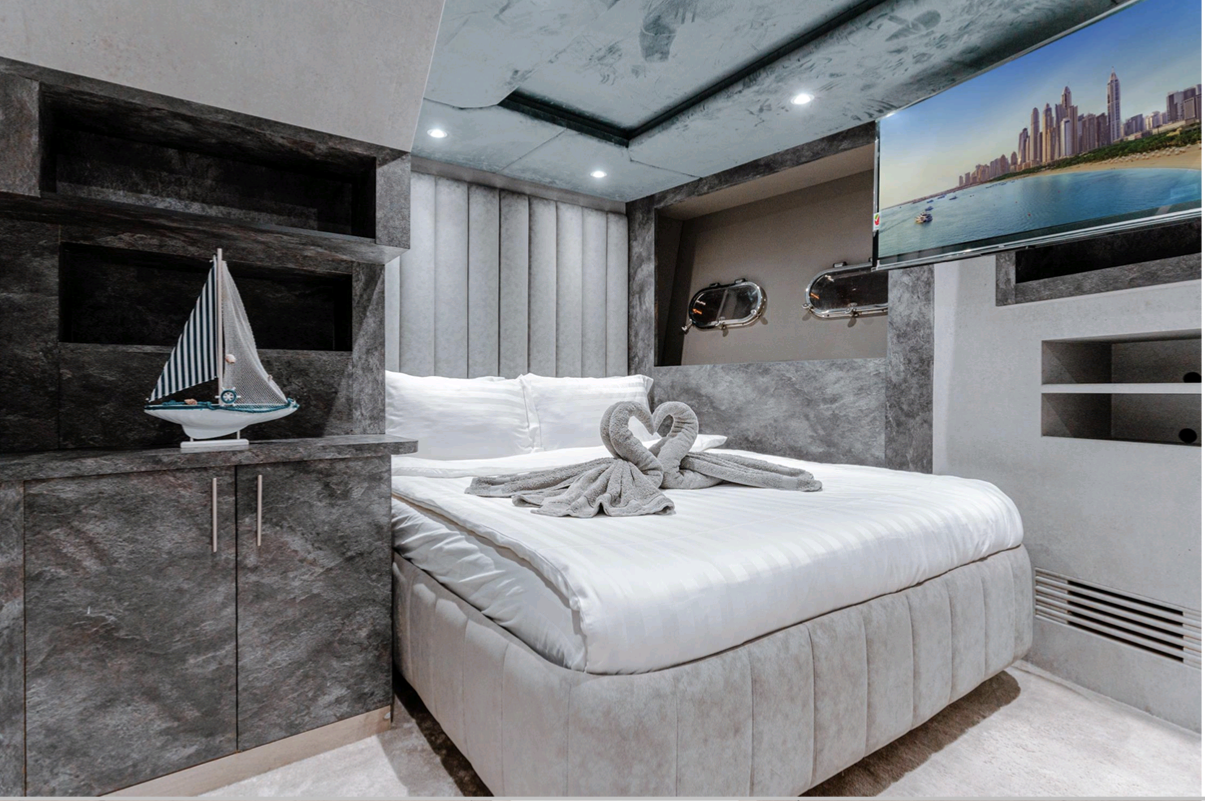 Arabella Luxurious 88ft Yacht, 40 guests. Luxury Yacht Charter Dubai. Dubai Harbour Yacht Cruise. 𝕋𝕙𝕖 𝕐𝕒𝕔𝕙𝕥 𝔾𝕦𝕪 𝔻𝕦𝕓𝕒𝕚