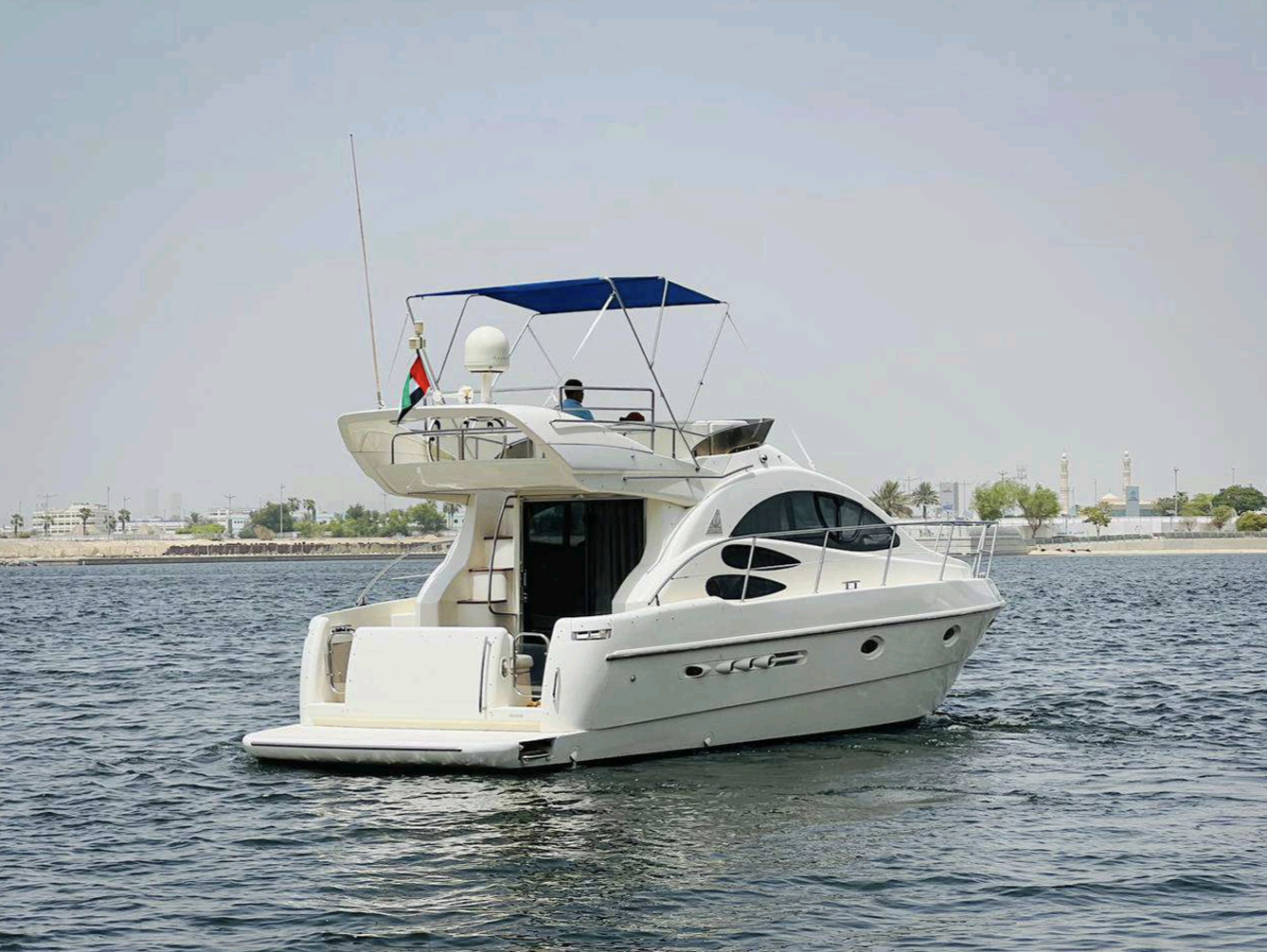 42ft Fly Bridge Yacht - Dubai Marina Cruise / Dubai Harbour Charter Palm Jumeirah/ 10 guests. 𝕋𝕙𝕖 𝕐𝕒𝕔𝕙𝕥 𝔾𝕦𝕪 𝔻𝕦𝕓𝕒𝕚