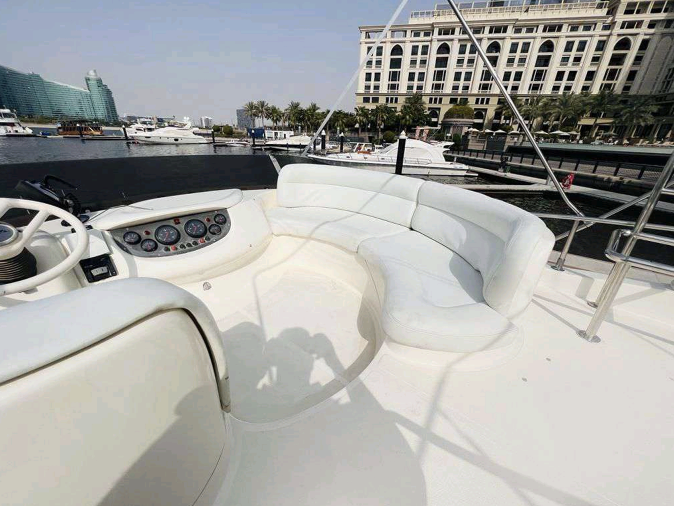 42ft Fly Bridge Yacht - Dubai Marina Cruise / Dubai Harbour Charter Palm Jumeirah/ 10 guests. 𝕋𝕙𝕖 𝕐𝕒𝕔𝕙𝕥 𝔾𝕦𝕪 𝔻𝕦𝕓𝕒𝕚