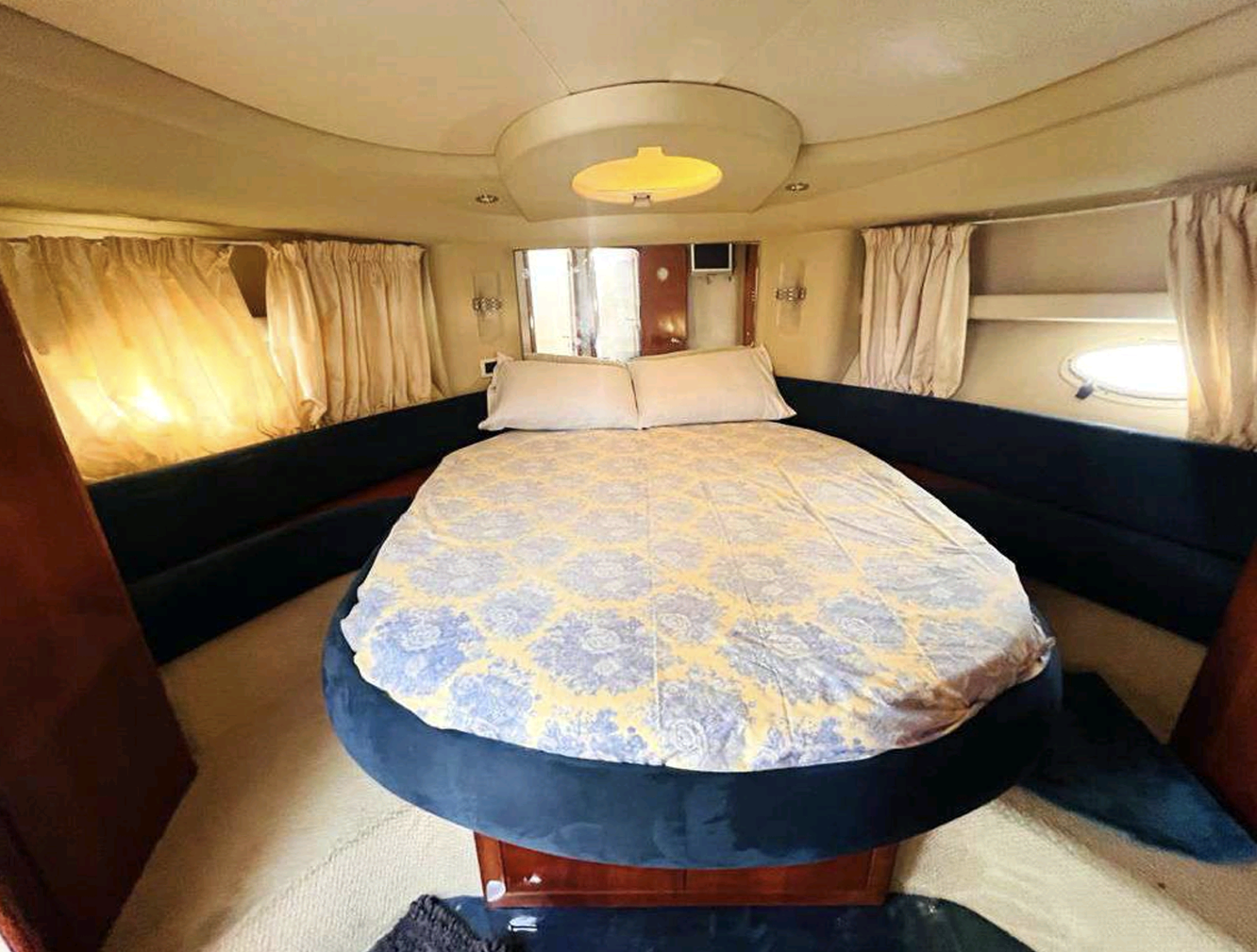 42ft Fly Bridge Yacht - Dubai Marina Cruise / Dubai Harbour Charter Palm Jumeirah/ 10 guests. 𝕋𝕙𝕖 𝕐𝕒𝕔𝕙𝕥 𝔾𝕦𝕪 𝔻𝕦𝕓𝕒𝕚