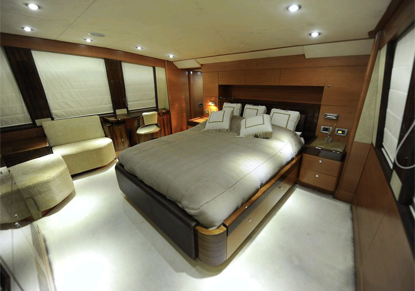 101ft Majesty Fly Bridge Yacht Cruise Dubai | 50 guests | Dubai Harbour Yachts - 𝕋𝕙𝕖 𝕐𝕒𝕔𝕙𝕥 𝔾𝕦𝕪 𝔻𝕦𝕓𝕒𝕚