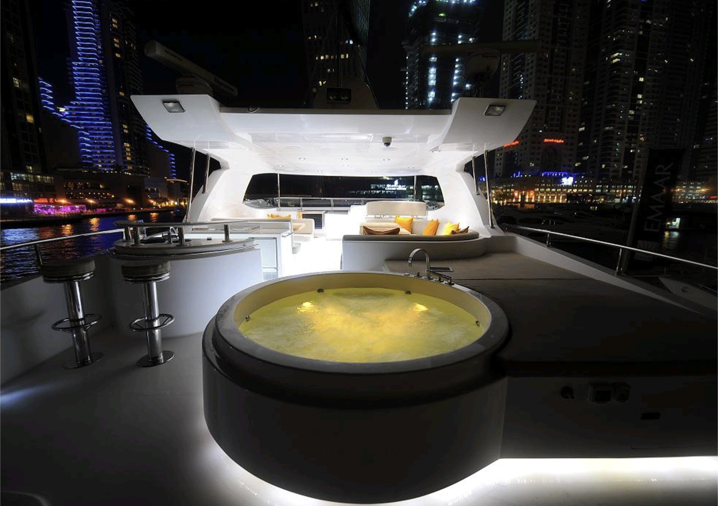 101ft Majesty Fly Bridge Yacht Cruise Dubai | 50 guests | Dubai Harbour Yachts - 𝕋𝕙𝕖 𝕐𝕒𝕔𝕙𝕥 𝔾𝕦𝕪 𝔻𝕦𝕓𝕒𝕚