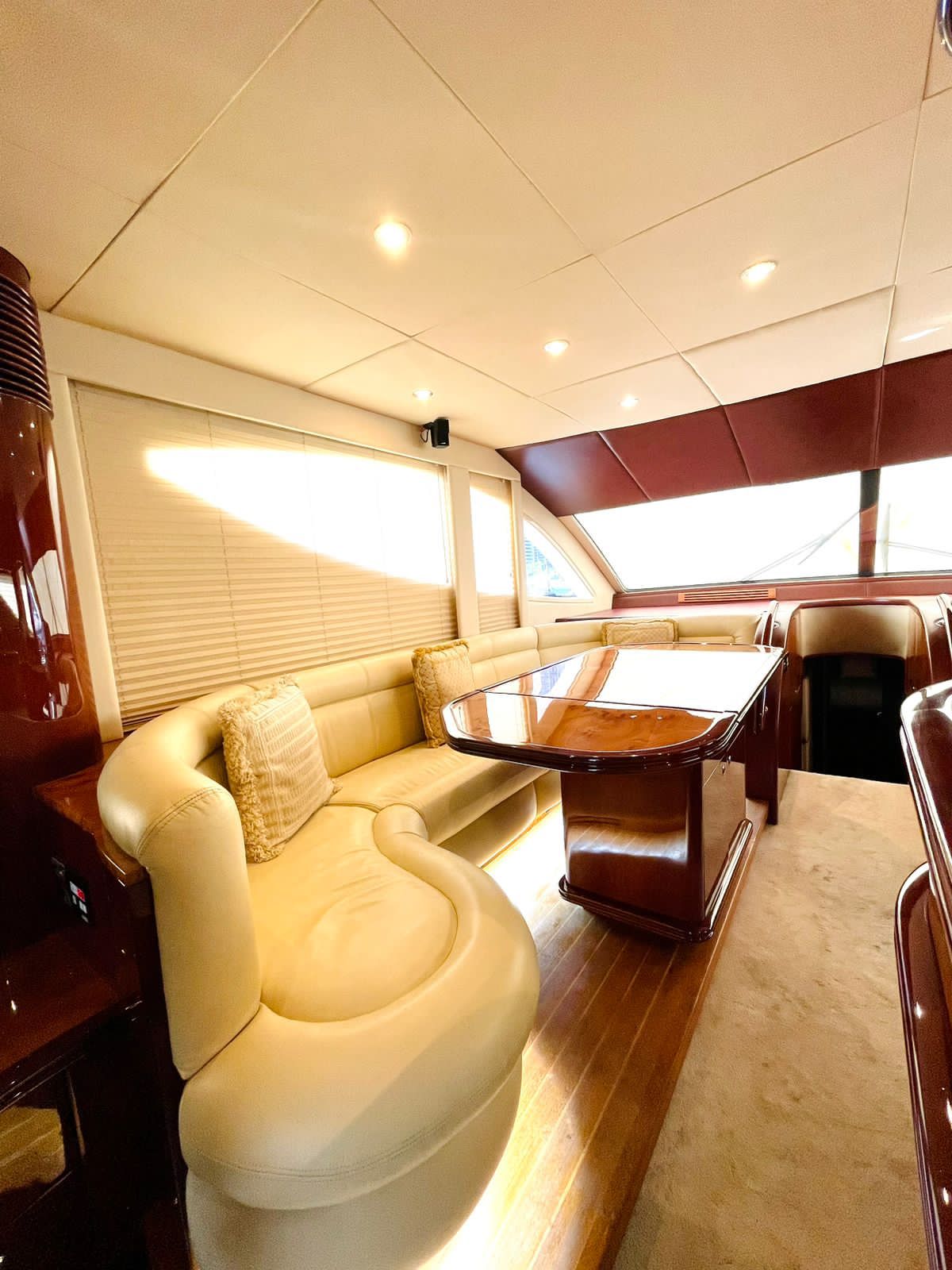 70ft Majesty Fly Bridge Yacht, 35 guests | Dubai Yacht Tour - 𝕋𝕙𝕖 𝕐𝕒𝕔𝕙𝕥 𝔾𝕦𝕪 𝔻𝕦𝕓𝕒𝕚
