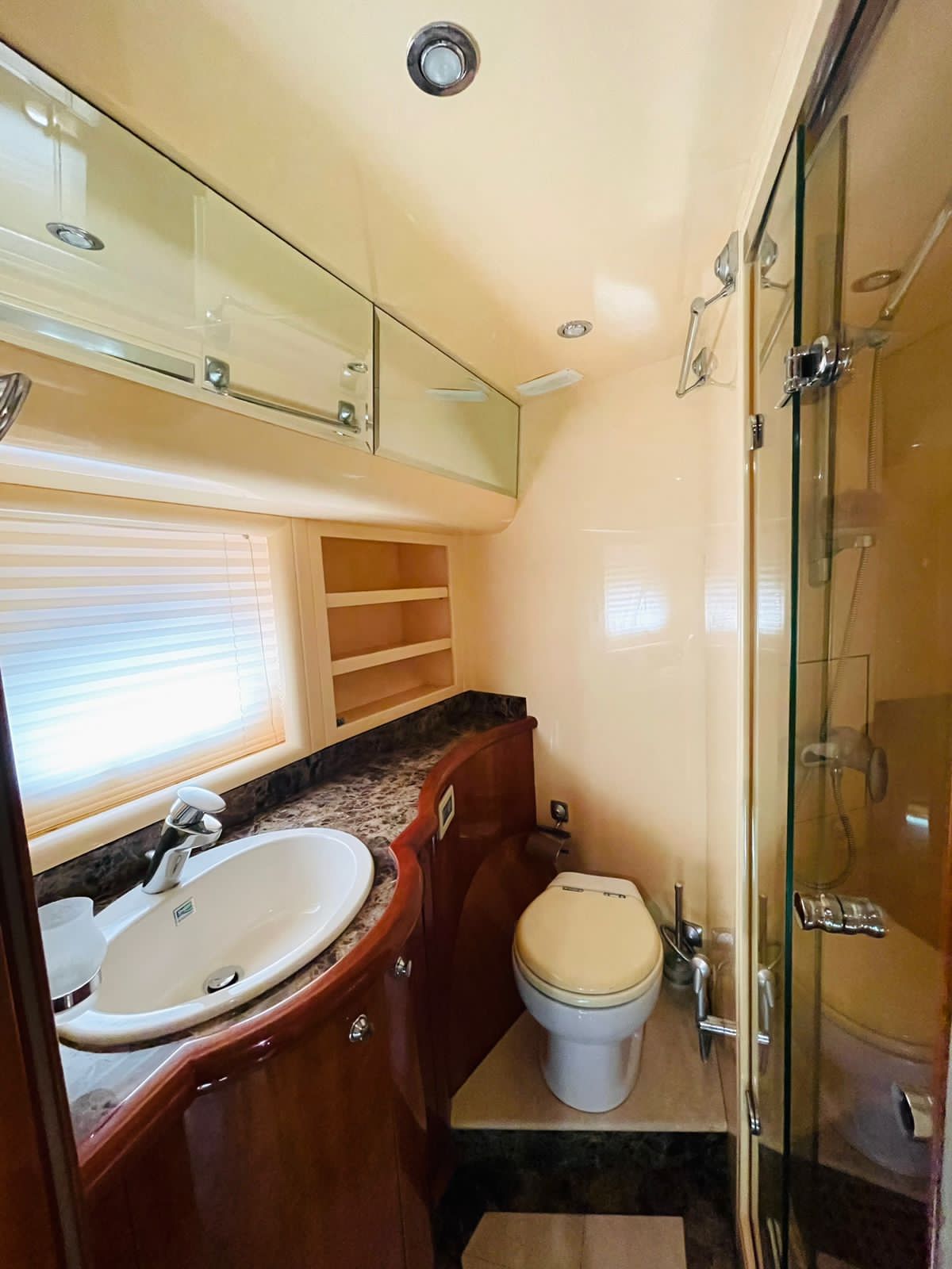 70ft Majesty Fly Bridge Yacht, 35 guests | Dubai Yacht Tour - 𝕋𝕙𝕖 𝕐𝕒𝕔𝕙𝕥 𝔾𝕦𝕪 𝔻𝕦𝕓𝕒𝕚