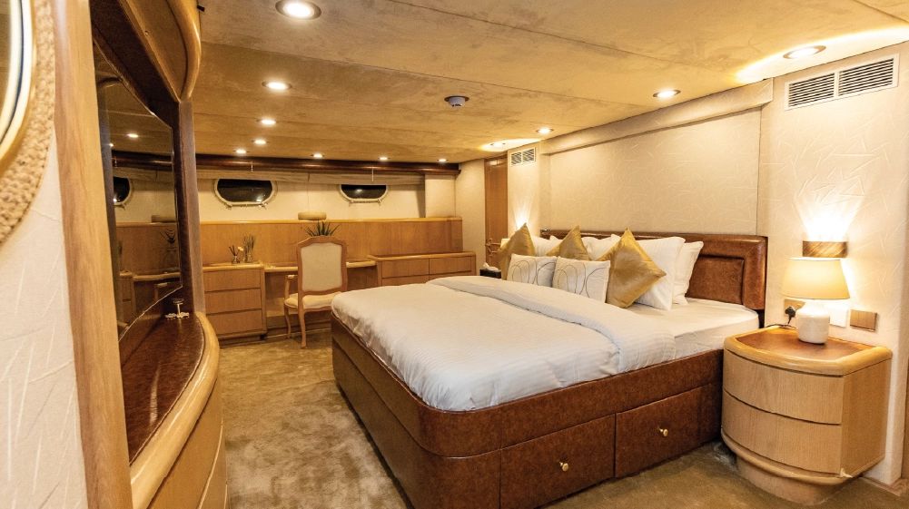 Luxury 118ft Poseidon Mega Yacht, Dubai Harbour Yacht Hire | 100 guests | 𝕋𝕙𝕖 𝕐𝕒𝕔𝕙𝕥 𝔾𝕦𝕪 𝔻𝕦𝕓𝕒𝕚