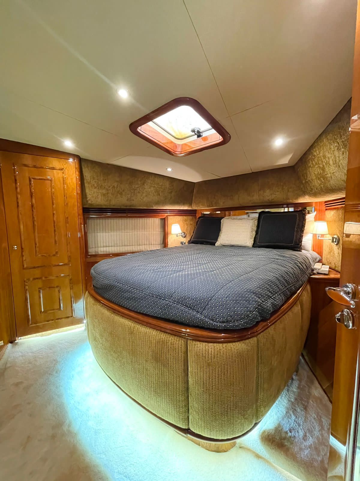 70ft Majesty Fly Bridge Yacht, 35 guests | Dubai Yacht Tour - 𝕋𝕙𝕖 𝕐𝕒𝕔𝕙𝕥 𝔾𝕦𝕪 𝔻𝕦𝕓𝕒𝕚
