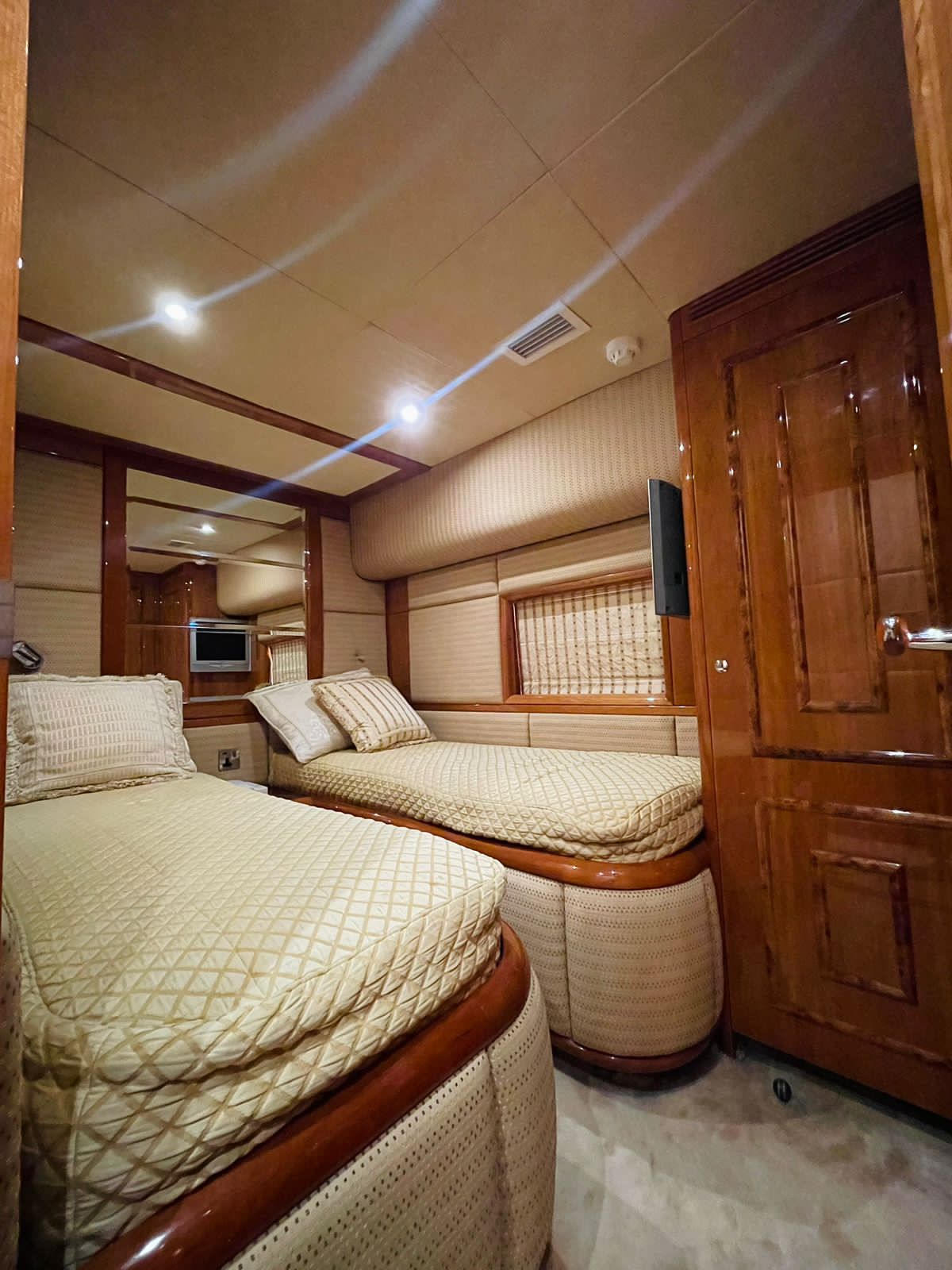 70ft Majesty Fly Bridge Yacht, 35 guests | Dubai Yacht Tour - 𝕋𝕙𝕖 𝕐𝕒𝕔𝕙𝕥 𝔾𝕦𝕪 𝔻𝕦𝕓𝕒𝕚