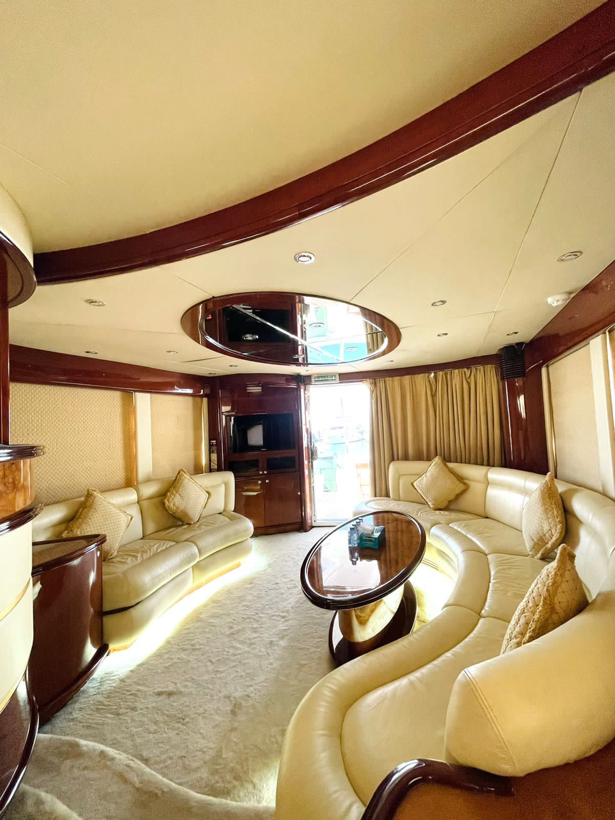 70ft Majesty Fly Bridge Yacht, 35 guests | Dubai Yacht Tour - 𝕋𝕙𝕖 𝕐𝕒𝕔𝕙𝕥 𝔾𝕦𝕪 𝔻𝕦𝕓𝕒𝕚