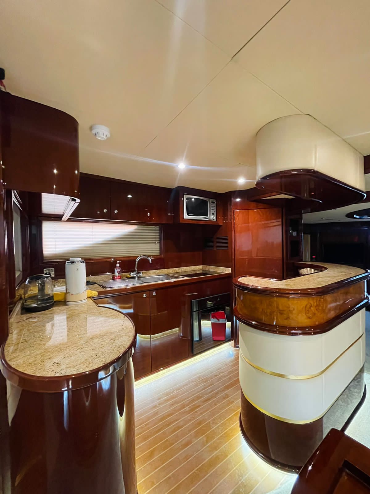 70ft Majesty Fly Bridge Yacht, 35 guests | Dubai Yacht Tour - 𝕋𝕙𝕖 𝕐𝕒𝕔𝕙𝕥 𝔾𝕦𝕪 𝔻𝕦𝕓𝕒𝕚
